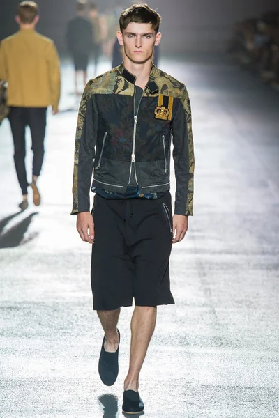 Look 15